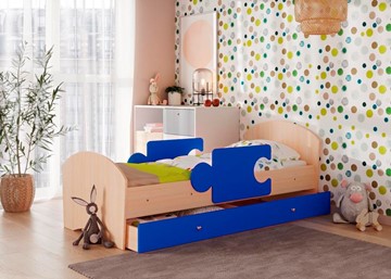 Кровать детская с ящиком и бортиками Мозайка, корпус Млечный дуб/фасад Синий (щиты) в Ульяновске